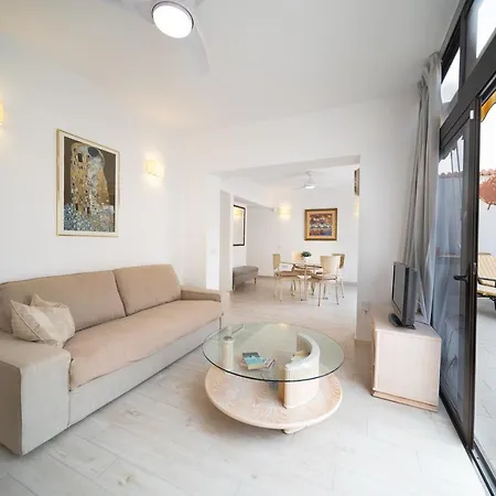 Oasis Bay - Cliffs, Beach, Town Center Apartman *